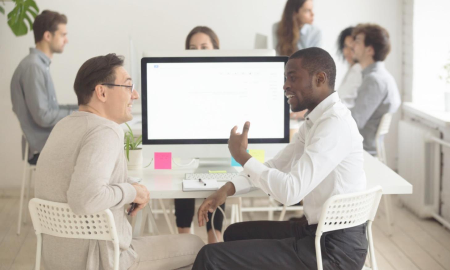 Personne travaillant sur un budget personnel avec graphiques et calculatrice