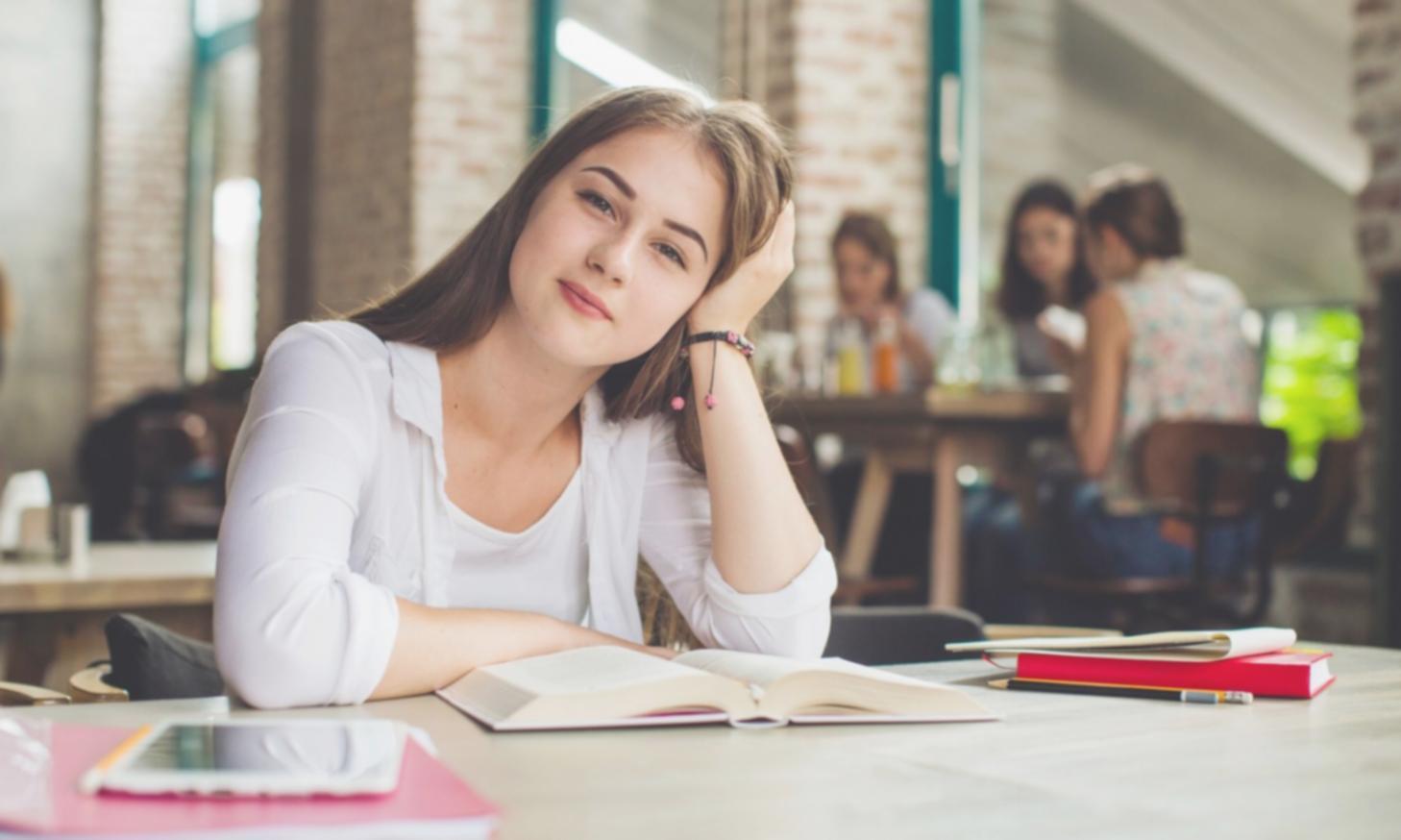 Espace de travail avec documents budgétaires et calculatrice